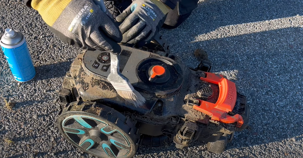 Borstar bort gräsrester med en borste